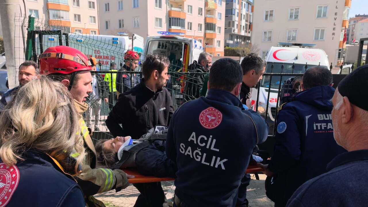 El freni çekilmeyen otomobil dede ve torunlarını ezdi! Küçük Öykü öldü 9